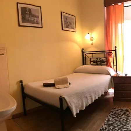 Pensao Residencial Flor Dos Cavaleiros 게스트하우스 2*